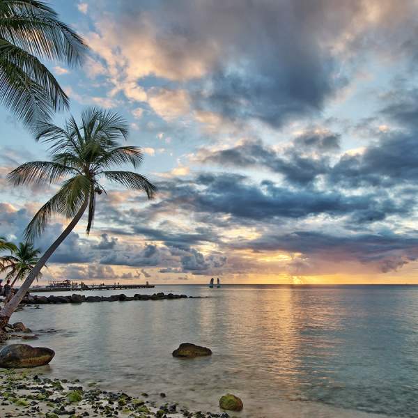 Mira la puesta de sol desde la bahía de Marigot