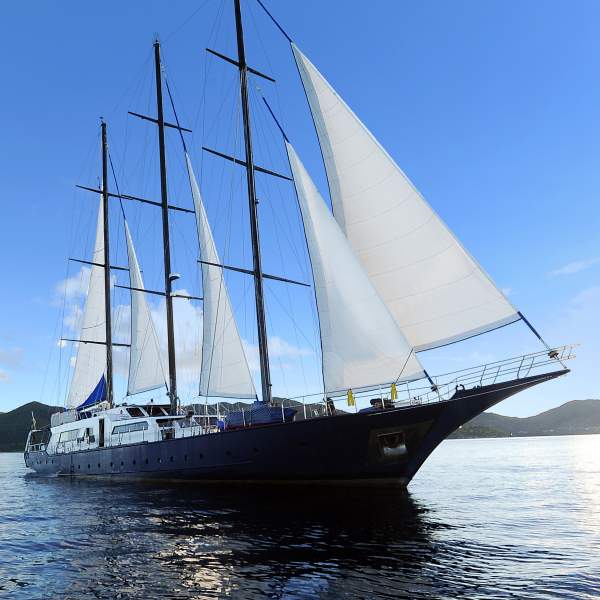 ¡un majestuoso barco de tres mástiles!