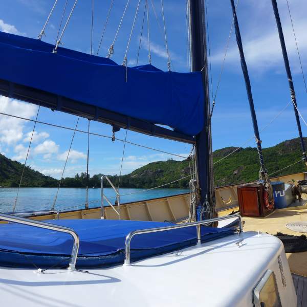 Un velero ideal para bucear fondeado