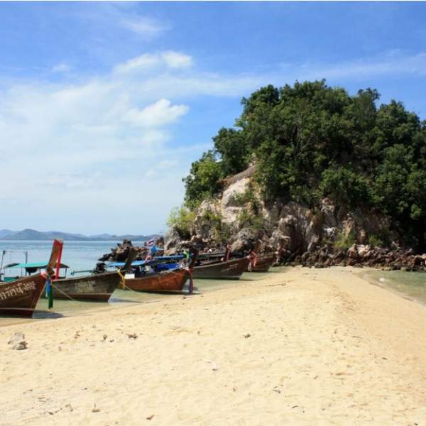 La arena blanca de la bahía de Phang Nga