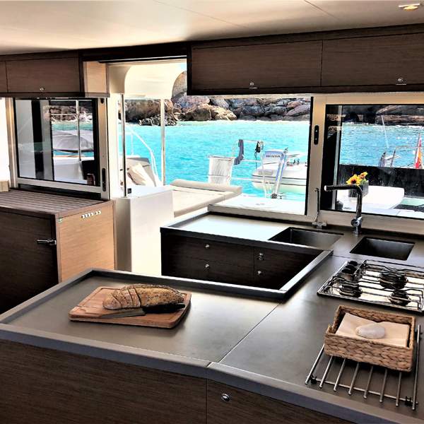 Una cocina completamente equipada