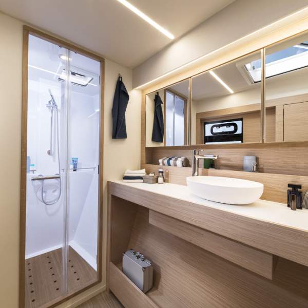 Un baño amplio y elegante.