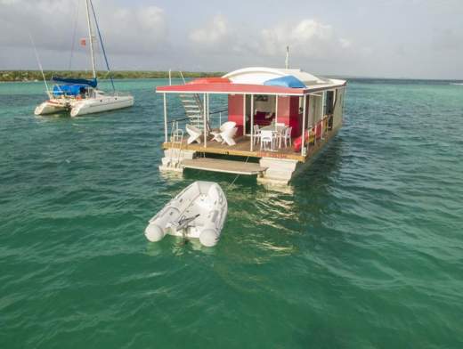 Estancia relajante en el Aqua Lodge flotante