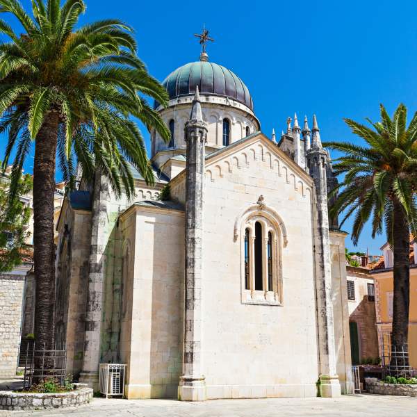La Iglesia de San Miguel Arcángel en el casco histórico de Herceg Novi