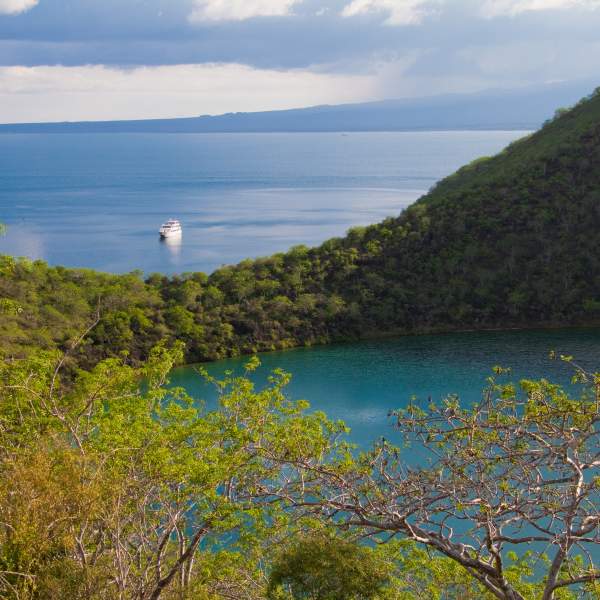 El impresionante Lago Darwin en Tagus Cove