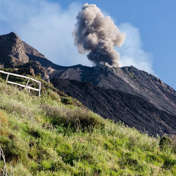 Stromboli y su cráter humeante