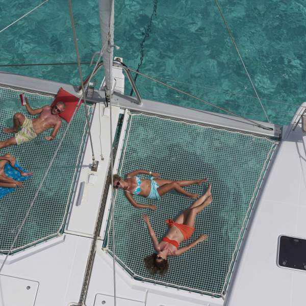 Relájate en los trampolines y disfruta del paisaje