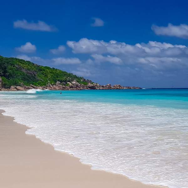 Aprovecha la tranquilidad de la playa de Petite Anse