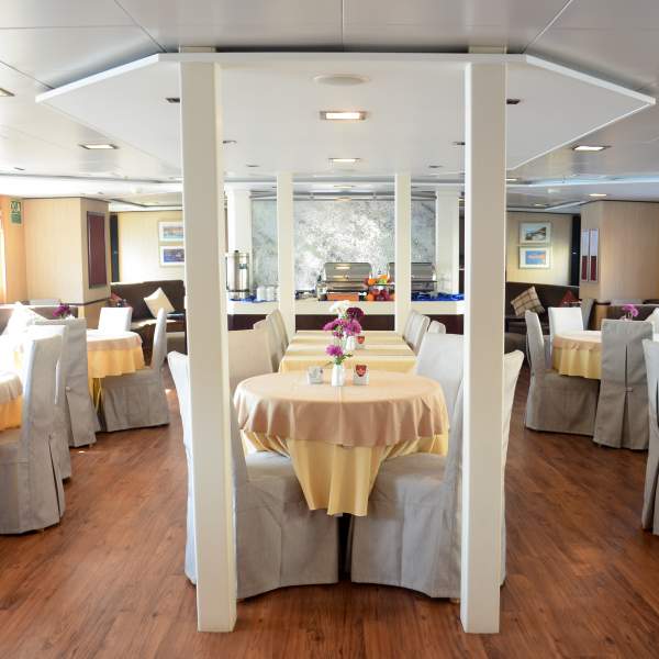 Un restaurante acogedor y elegante