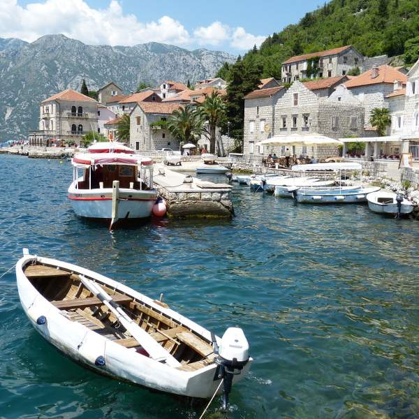Explora el encantador pueblo de Perast