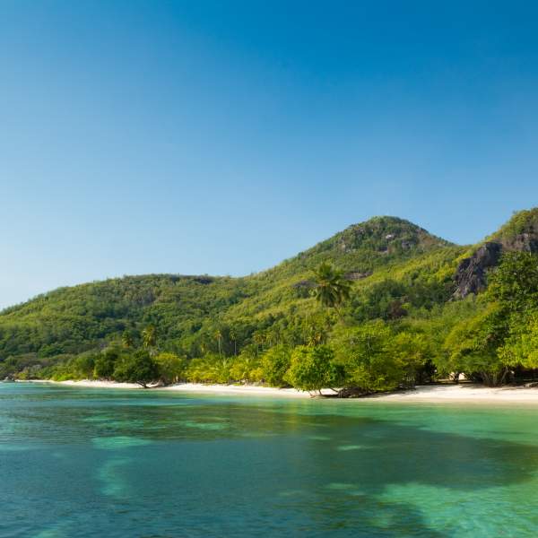Nada en las islas cristalinas de la bahía de Ste. Anne