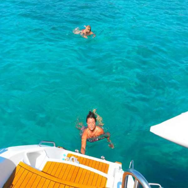 Parte trasera que permite un acceso fácil al barco