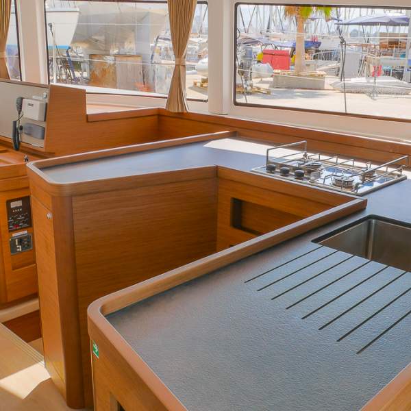 Toma asiento en esta cocina bien equipada