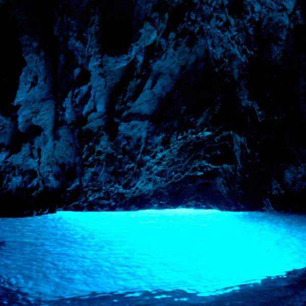 Descubre la Cueva Azul, una de las cuevas marinas más famosas del Adriático.