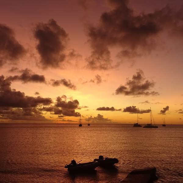 Admira la belleza de los atardeceres caribeños.