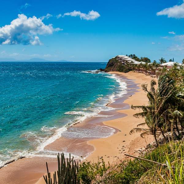 Aprovecha las extensas playas para relajarte