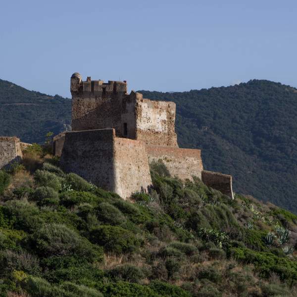Visita Girolata y su fortaleza del siglo XIII.