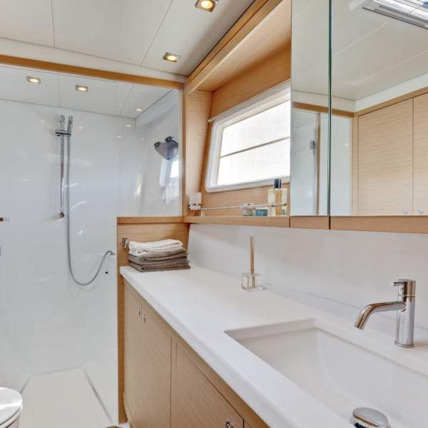 Un salón en la parte delantera del catamarán ideal para disfrutar de las puestas de sol