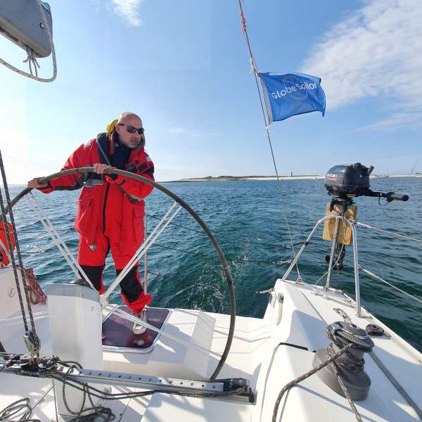 Optimiza la orientación de la vela según el viento.