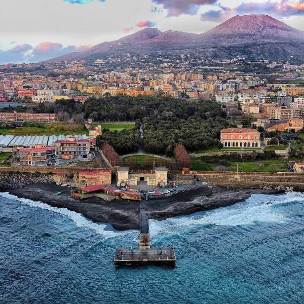 Admira el monte Vesubio desde la bahía de Nápoles