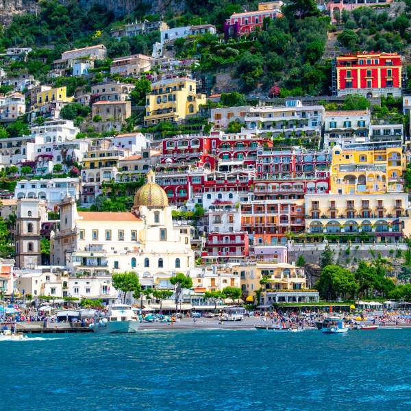 Descubre la colorida ciudad de Positano.