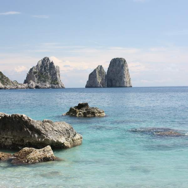 Nadar cerca de Capri y sus farallones