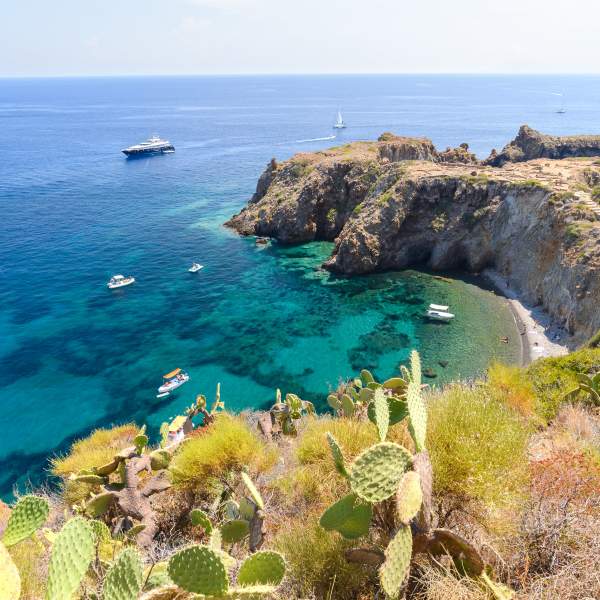 Echa el ancla frente a Panarea