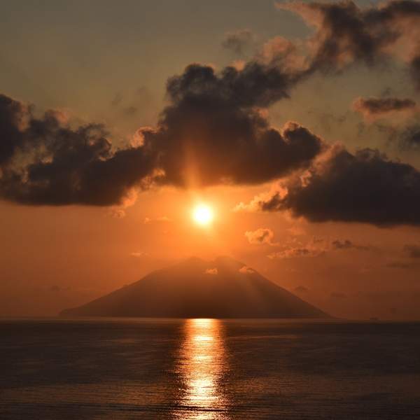 Mira la puesta de sol en Stromboli