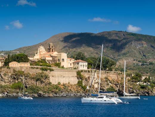 Las islas Eolias en catamarán
