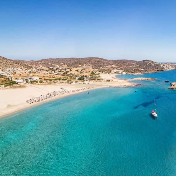 Sumérgete en el agua de la bahía de Manganari