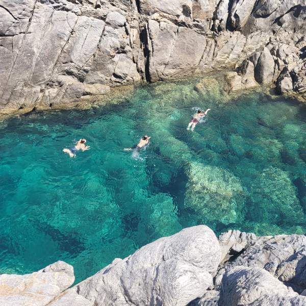 Súmergete en aguas transparentes