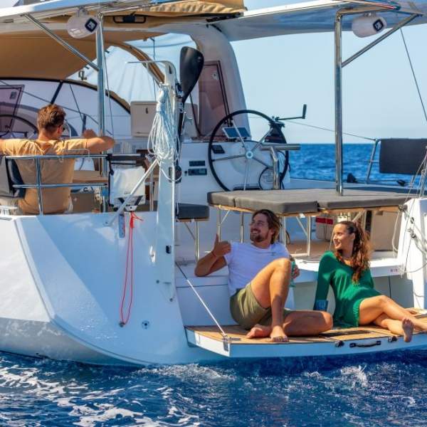 La plataforma de baño para relajarse con los pies en el agua