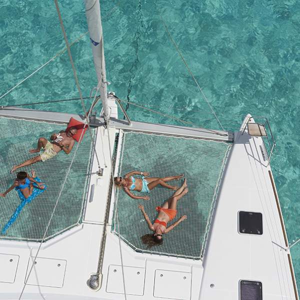 Un catamarán que os permite de disfrutar de la navegación con vela
